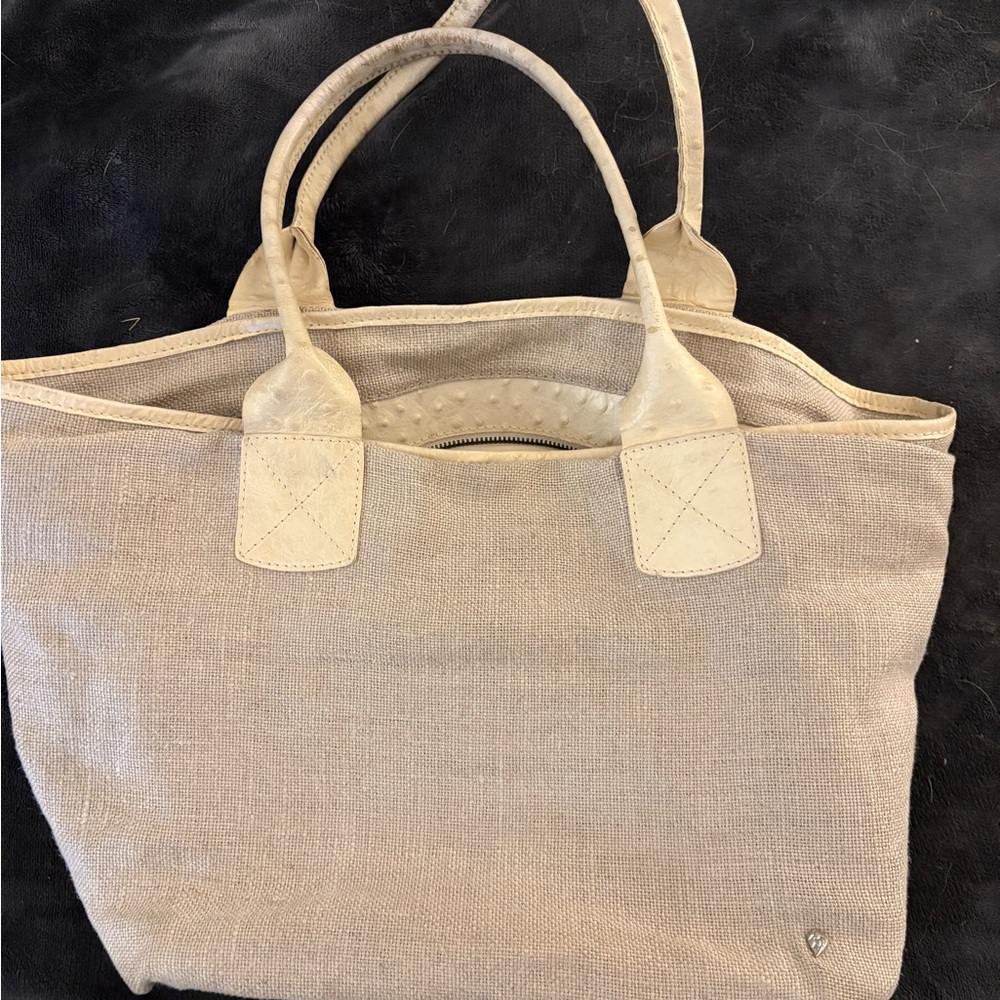 Helen Kaminskiki cream color. Inside pockets
Approx 17 L. Approx 10 H. 9”